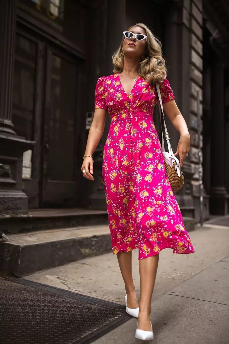 Платья миди 2024 модные тенденции NYC fashion blogger in pink printed midi dress with button down front styled wit