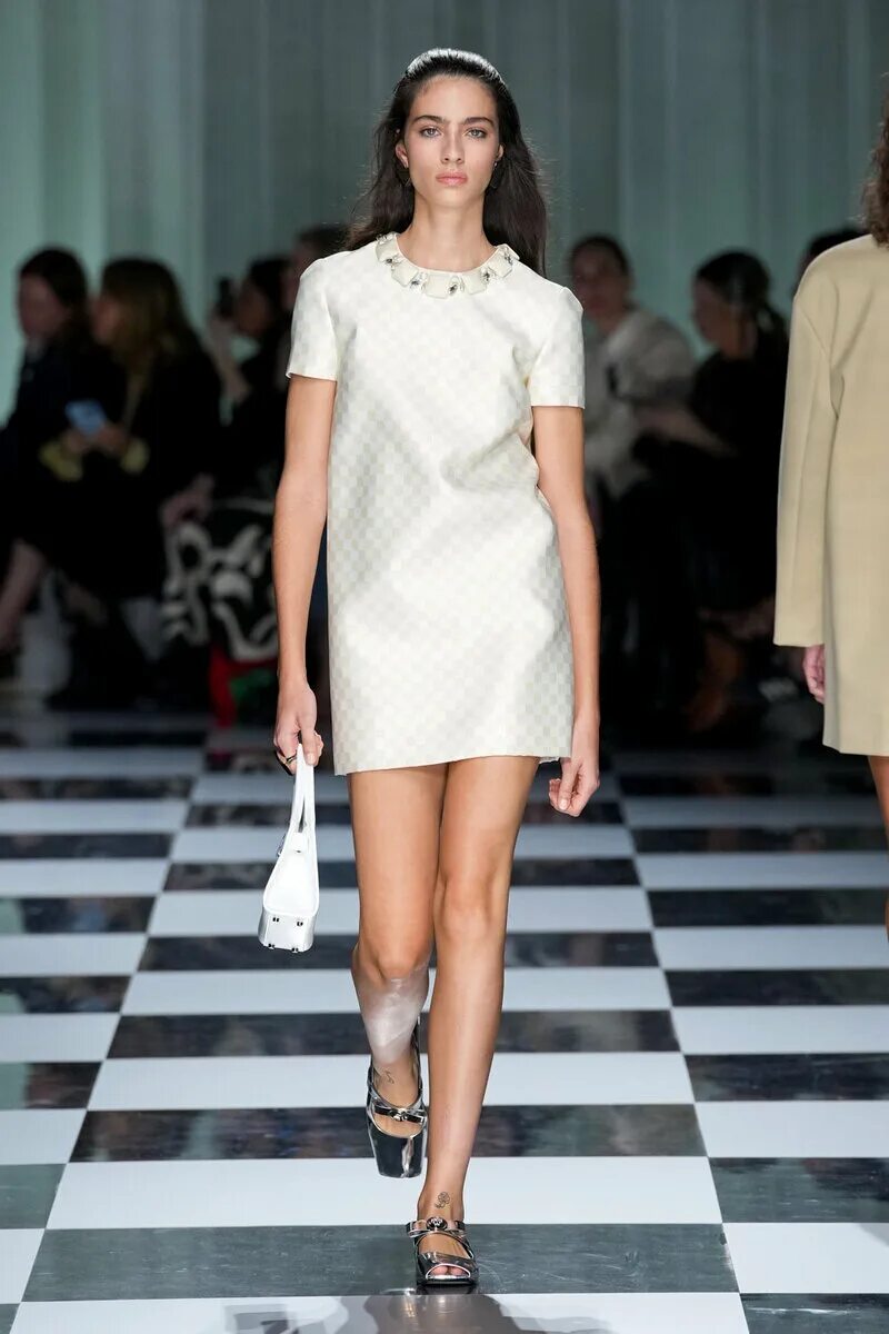 Платья мода 2024 тенденции модные Показ Versace весна лето 2024 был всем, чем должна быть мода класса люкс: основы