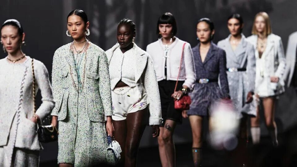 Платья мода 2024 тенденции модные Тренды стиля 2024: Отражение Современности в Моде Стиль WB Guru