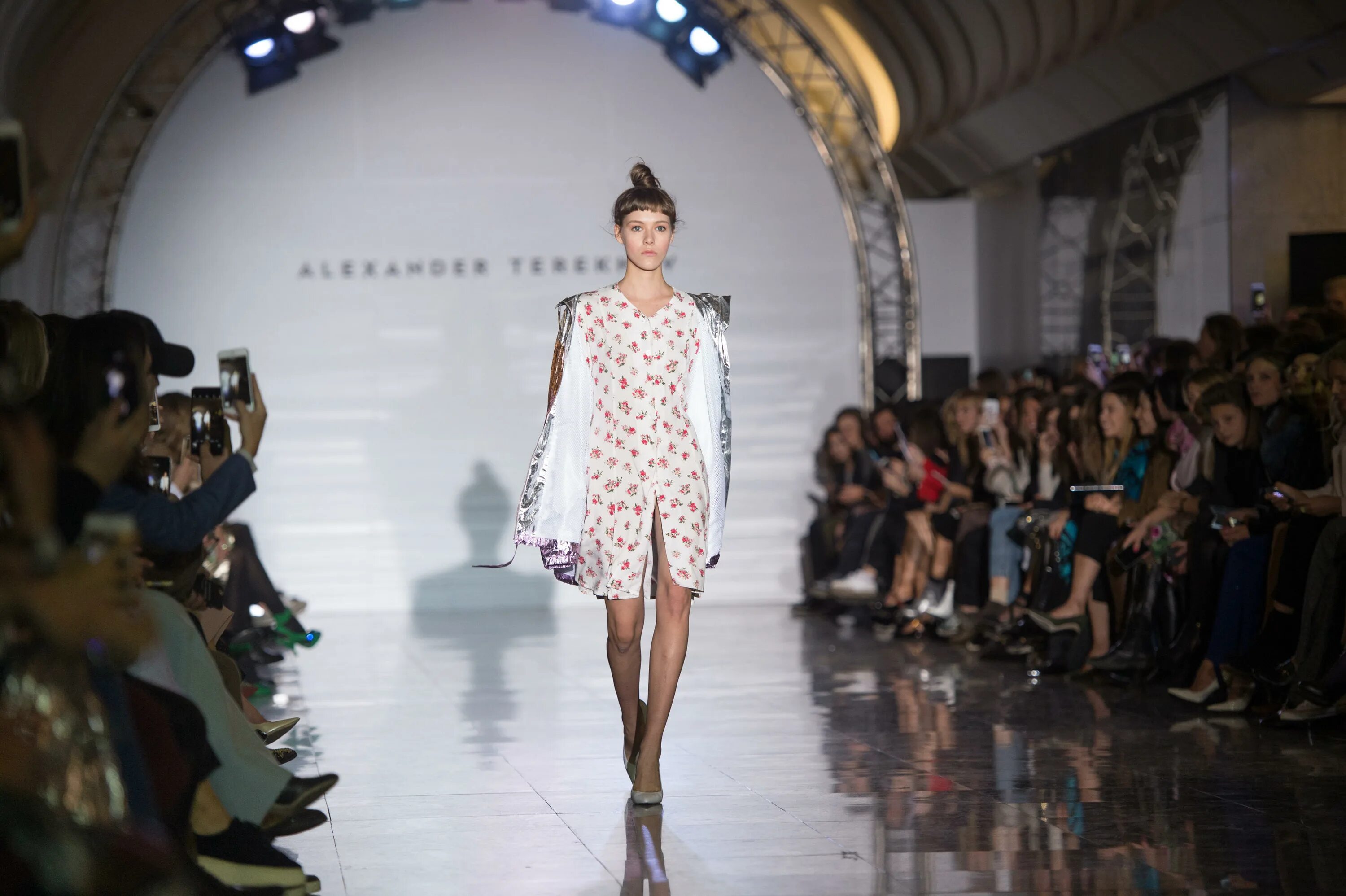 Платья модные тенденции 2023 для женщин Модные тренды весны 2024 года: найдено 19 изображений