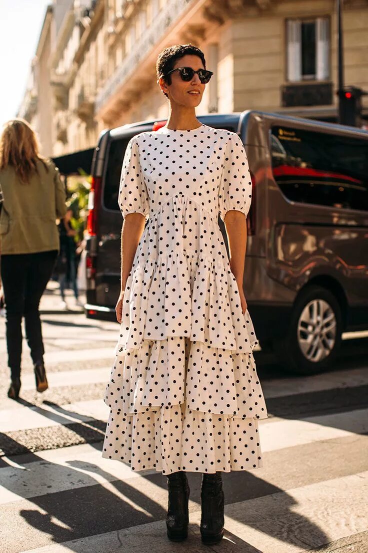 Платья модный стиль Платья в горох, капроновые колготки и винтажные шубы: какие тенденции вернулись 