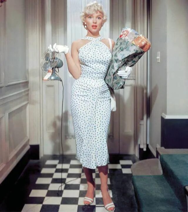 Платья монро фото I learned to walk when I was ten months old, and I’ve been walking this way ever