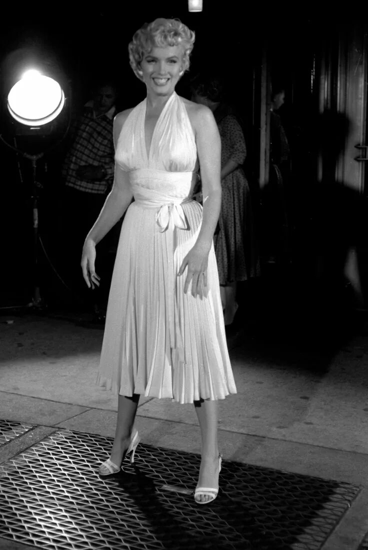Платья монро фото Marilyn Monroe on location for "The Seven Year Itch", 1954. Marilyn monroe dress