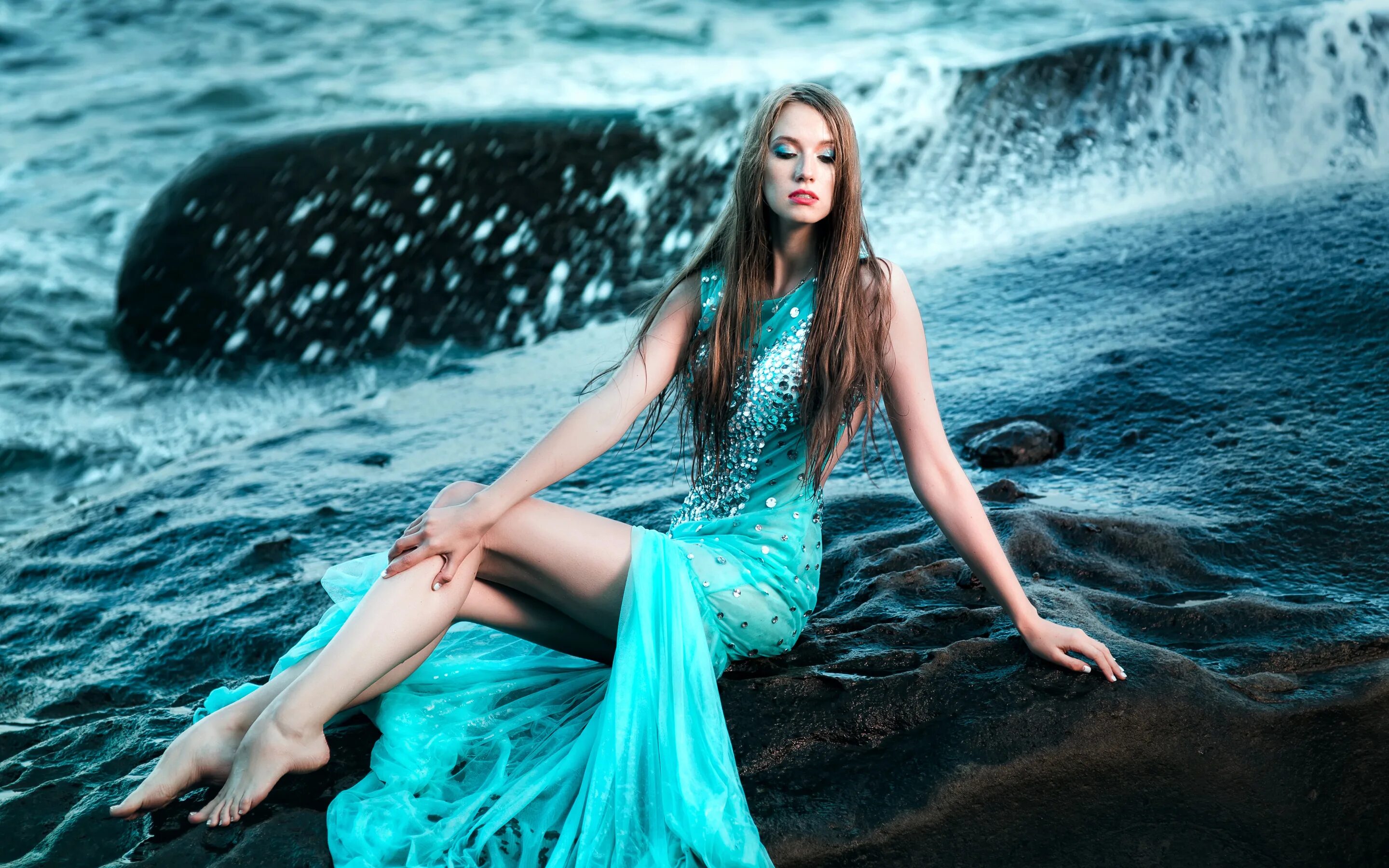 Платья морского цвета фото Скачать обои море, волны, девушка, берег, платье, красивые ножки, раздел девушки