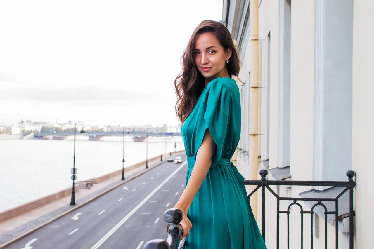 Платья морского цвета фото Изумрудное шелковое платье (55 фото)
