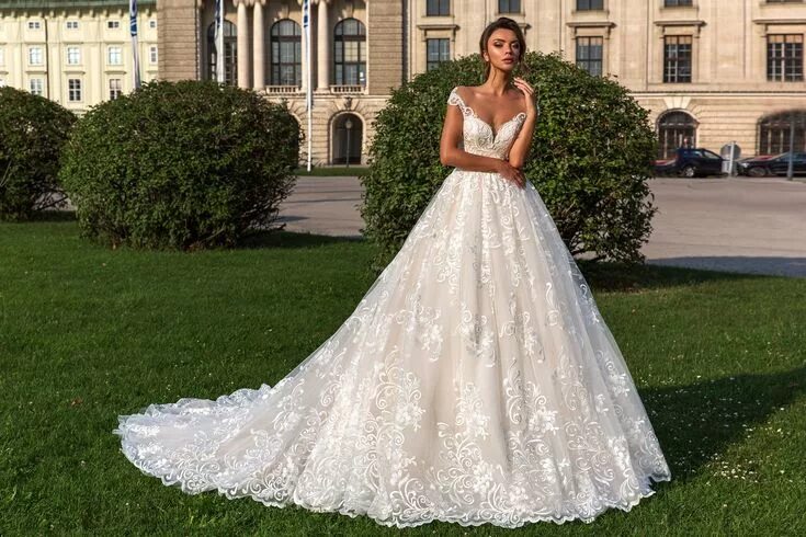 Платья москва фото Pin by Superior Bridal on PRINCESS DRESSES Wedding dress train, Bride, Wedding g
