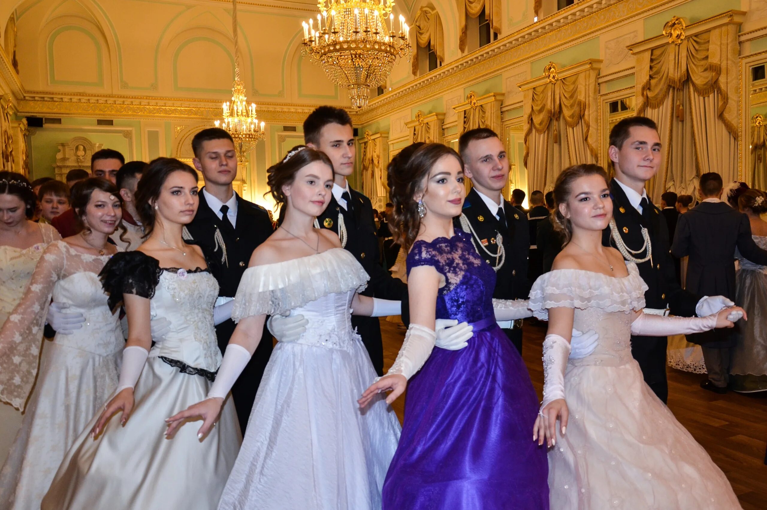 Платья на пушкинский бал фото Государственный комплекс "Дворец конгрессов"