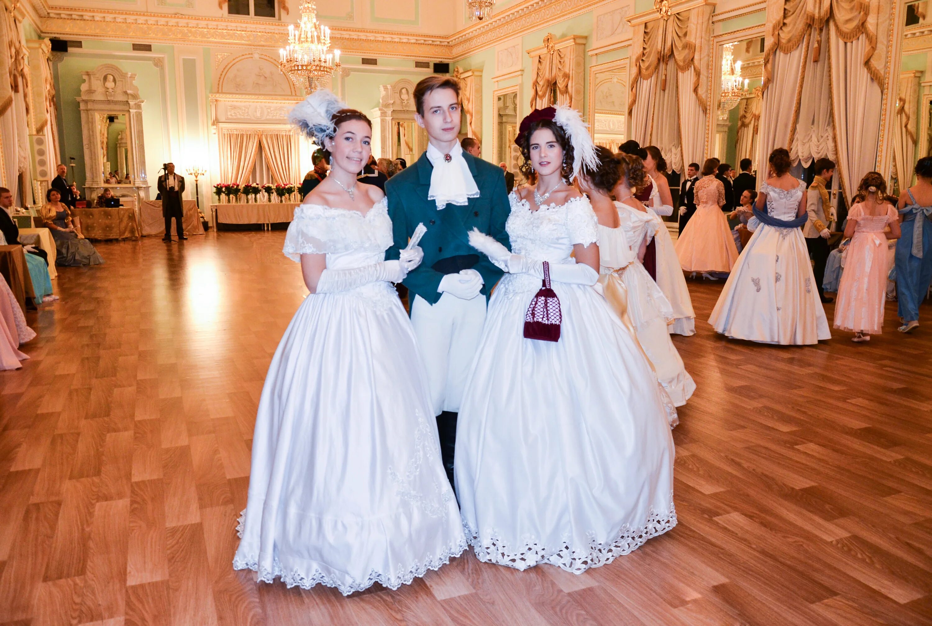 Платья на пушкинский бал фото В Государственном комплексе "Дворец конгрессов" состоялся бал "Евгений Онегин" У