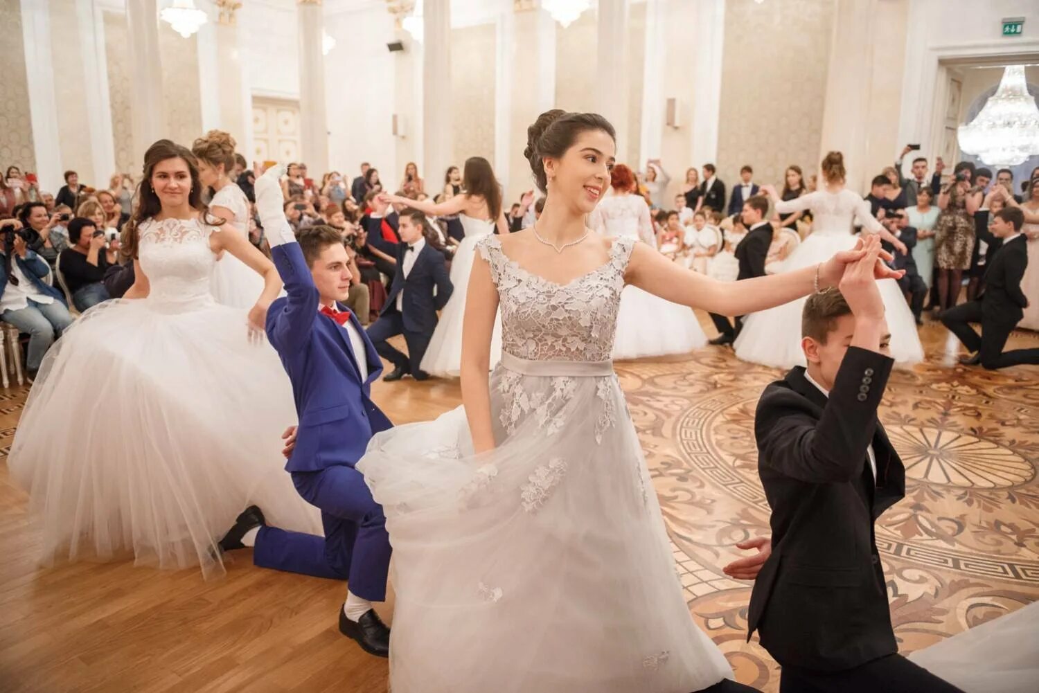 Платья на пушкинский бал фото Прически на пушкинский бал - 83 фото