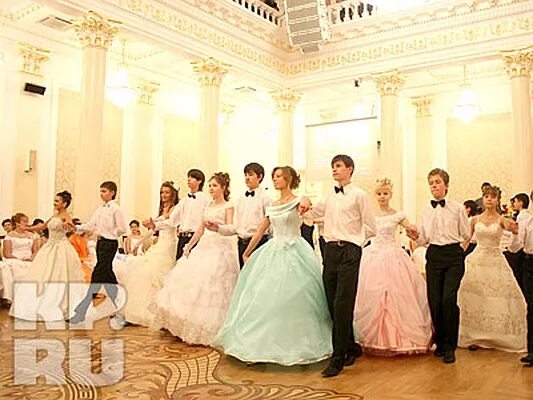 Платья на пушкинский бал фото В Казани прошел Пушкинский бал