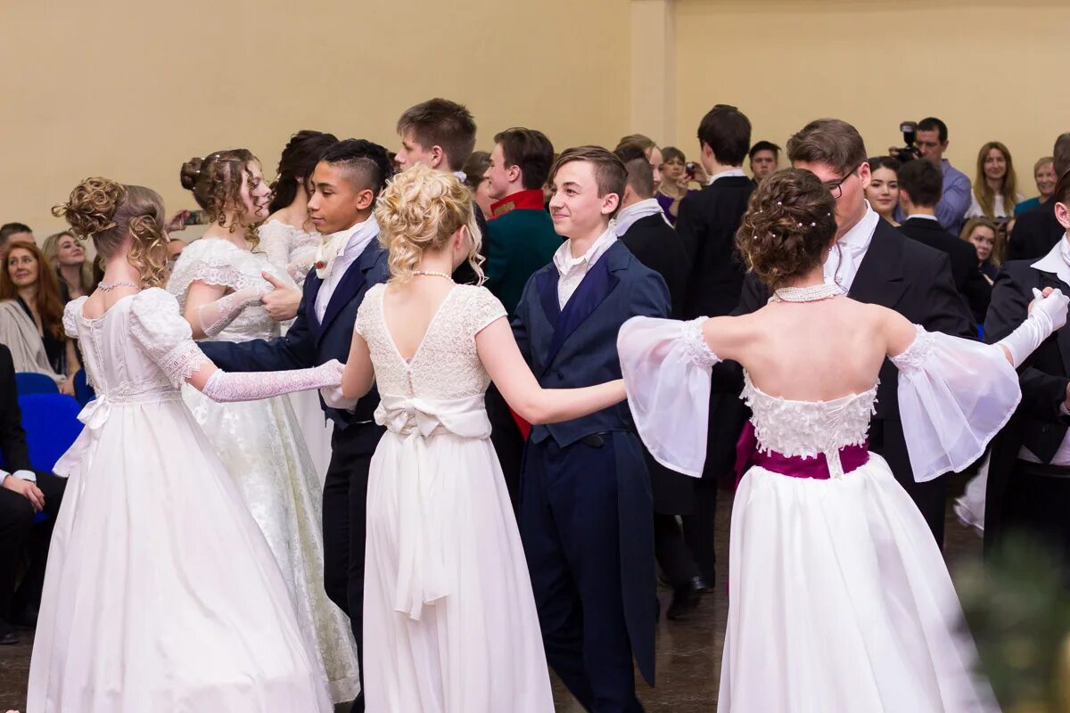 Платья на пушкинский бал фото Как проходит Пушкинский бал во Владимире - Ключ-Медиа