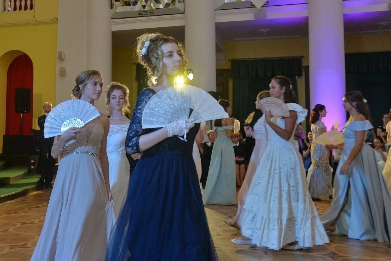 Платья на пушкинский бал фото Пушкинский бал синергия