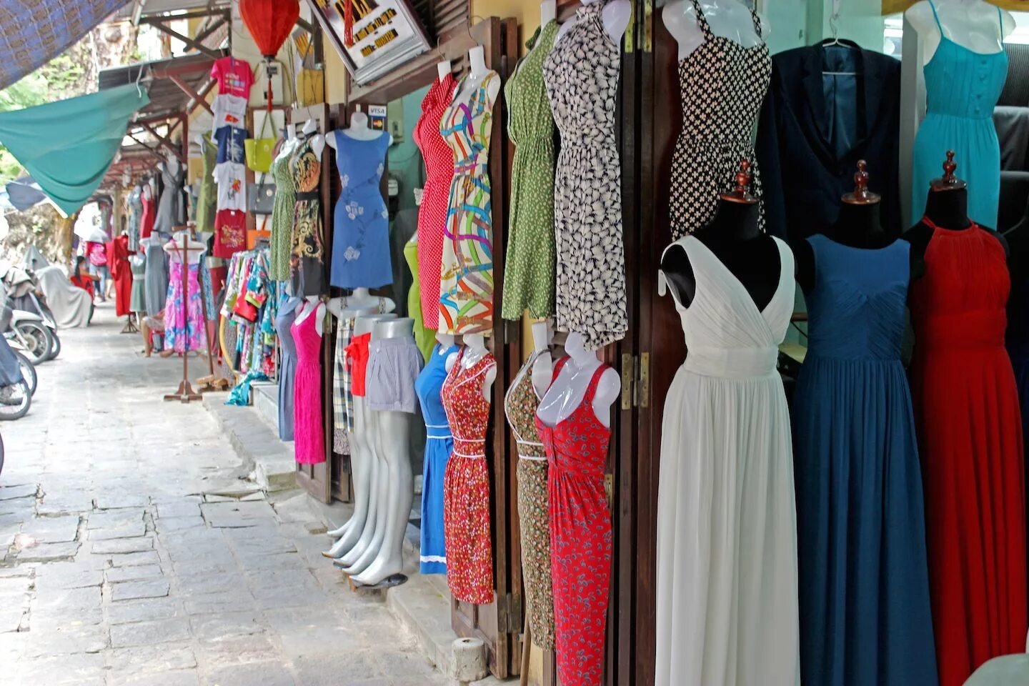 Платья на рынке фото Фотографии рынков в Ретимно Природная галерея Фотогалерея природы на dia-logika.