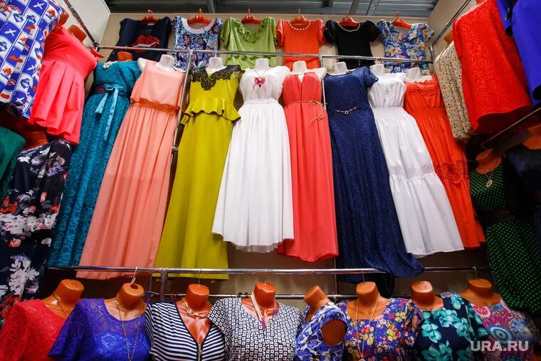Платья на рынке фото Жена украинского депутата торгует платьями в России. "Рубли не пахнут!" - URA.RU