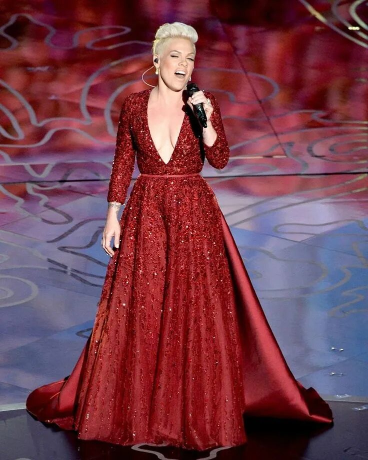 Платья на сцену фото P!nk sings 'Over the Rainbow' for Wizard of Oz Tribute at Oscars 2014 Nice dress