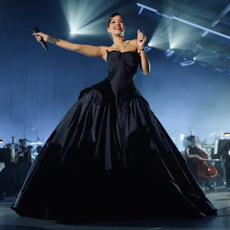 Платья на сцену фото Pin auf Robyn Rihanna Fenty