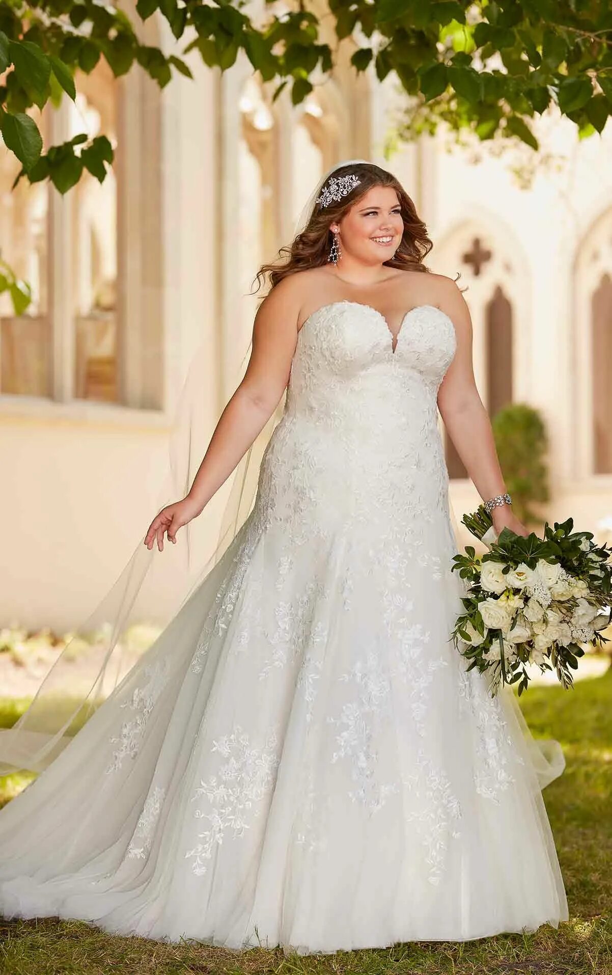 Платья на свадьбу больших размеров фото Bombshell Plus-Size Wedding Dress - 6680+ York wedding dress, Stella york weddin