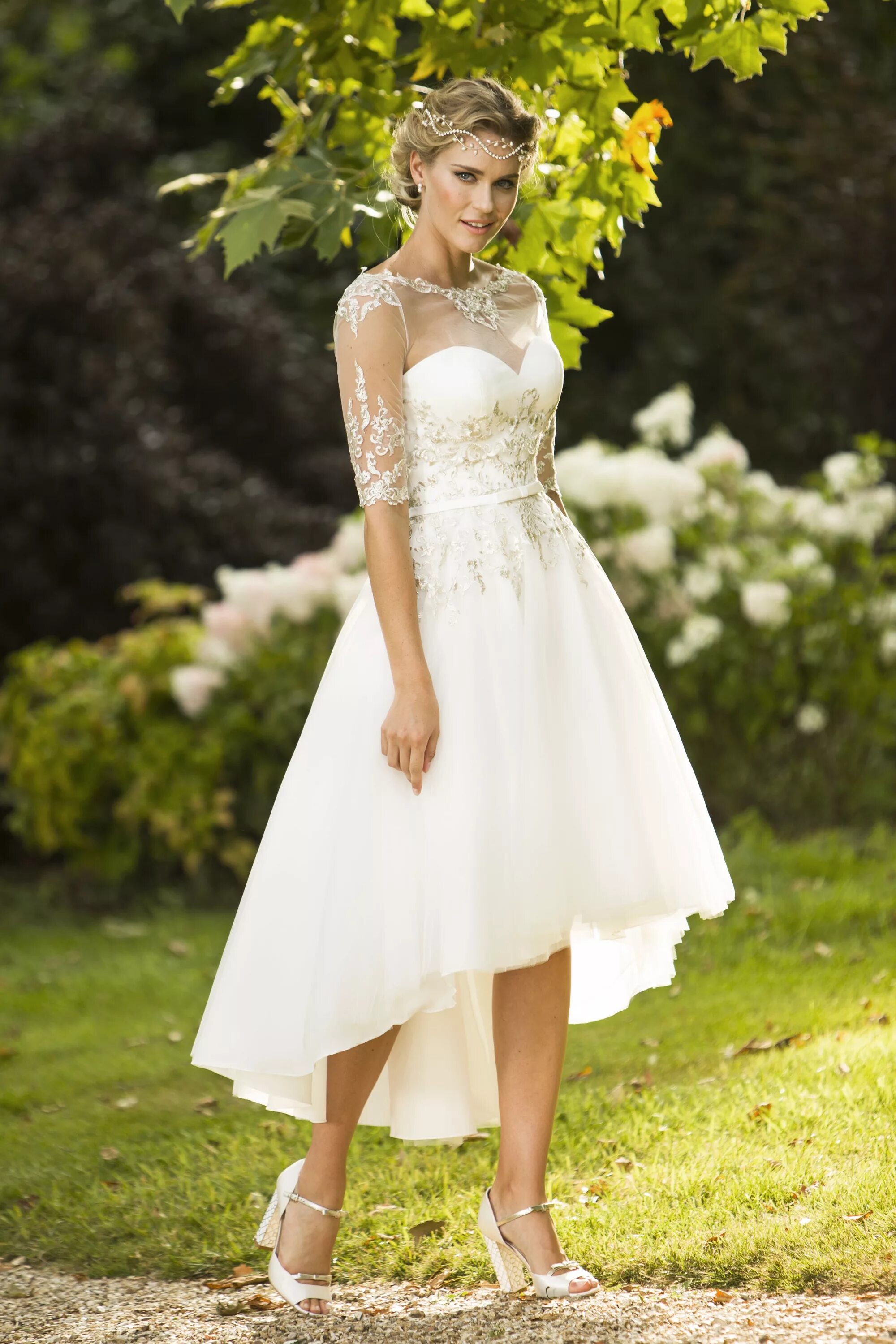 Платья на свадьбу фото Gorgeous hi-low wedding dress from True Bride. Love the gold lace #weddingdress 