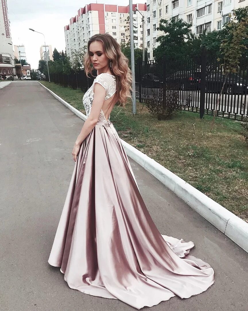 Платья на выпускной 2024 11 класс фото Школа, прощай! Самые красивые платья воронежских выпускниц