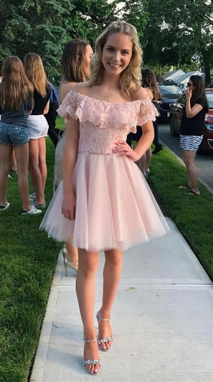 Платья на выпускной 2024 11 класс фото A-Line Off-the-Shoulder Above-Knee Pink Homecoming Dress with Lace Ruffles Cheap