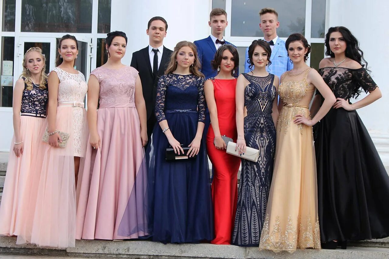 Платья на выпускной 2024 11 класс фото Образ для выпускного 9 класса девушке 2024: найдено 86 картинок