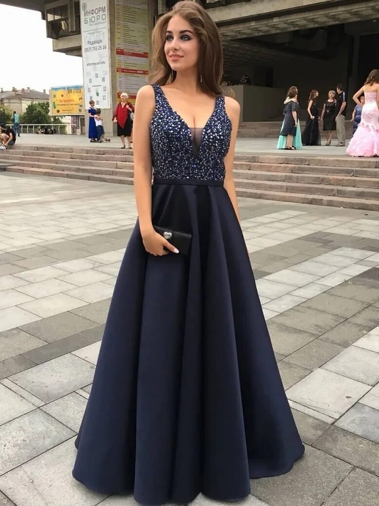 Платья на выпускной 2024 11 класс фото Выпускные платья 2024: тенденции моды,85 фото. Какие платья на выпускной для ста
