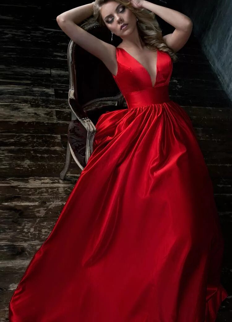 Платья напрокат брянск фото и цены Вечернее и бальное платье с декольте Синдия в аренду в Москве YesDress