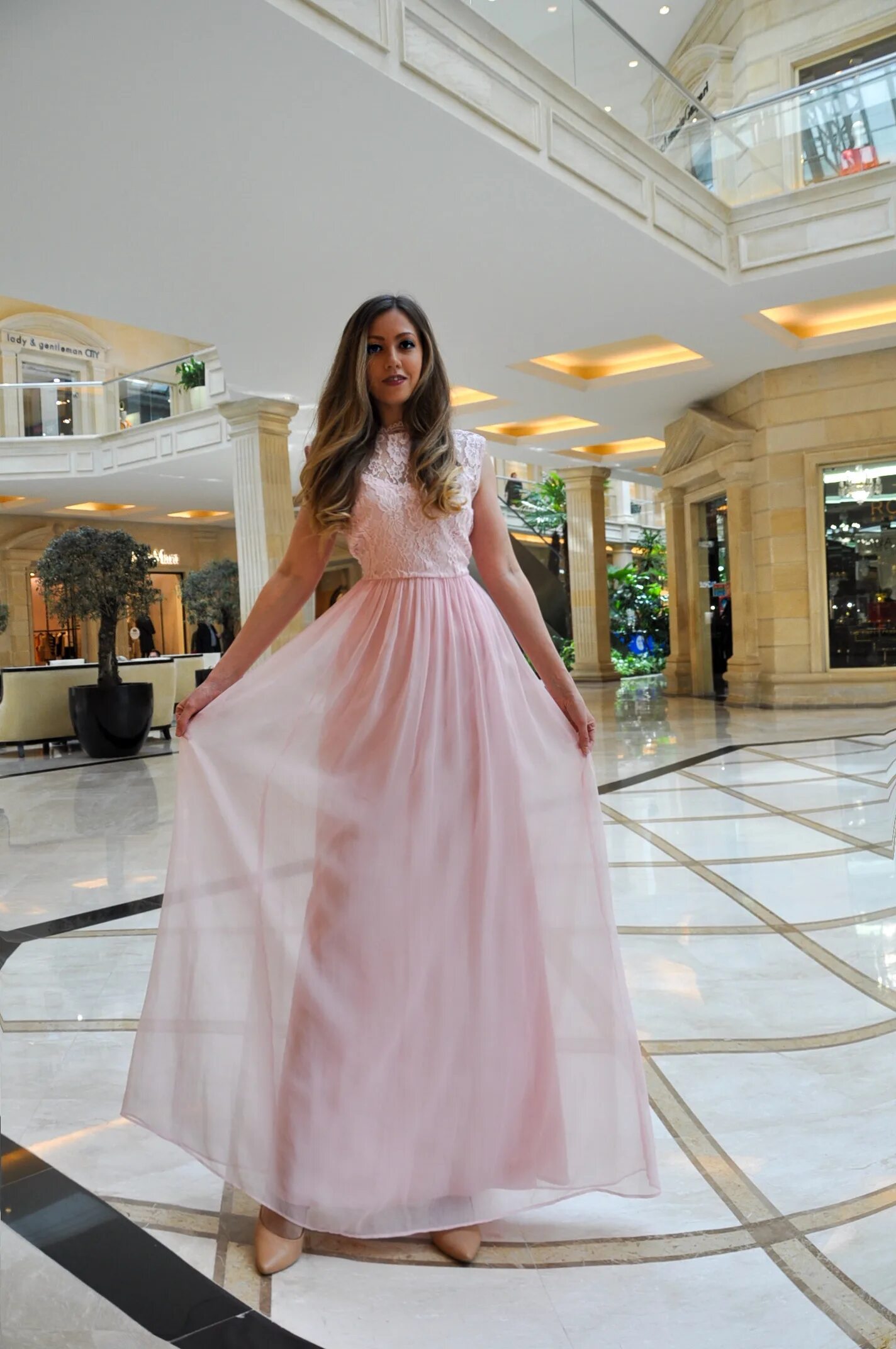 Платья напрокат москва фото Вечерние платья в прокат Москва Black Lace Look Design Evening