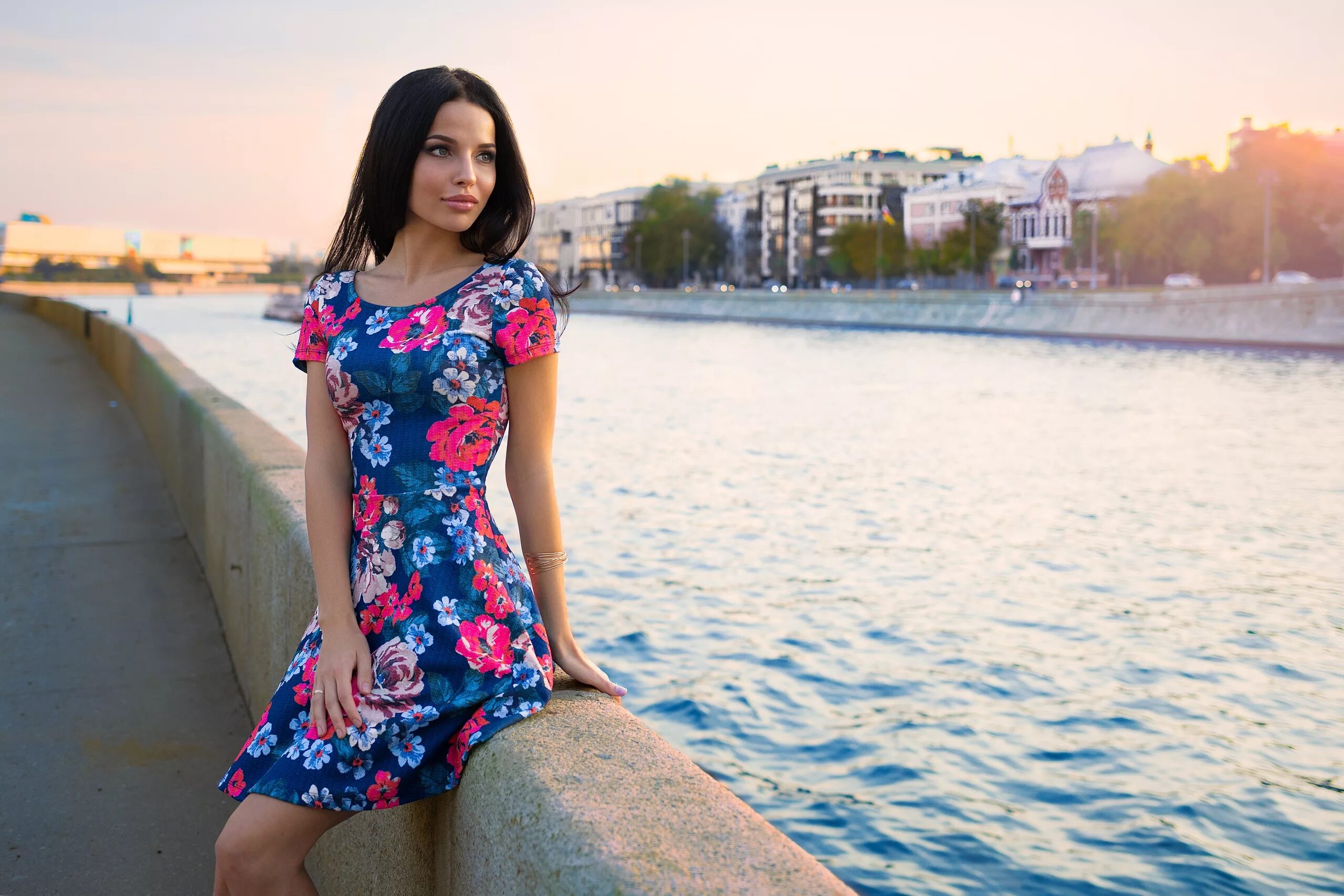 Платья обычные фото Wallpaper : dress, river, women outdoors, looking away, black hair, portrait 256