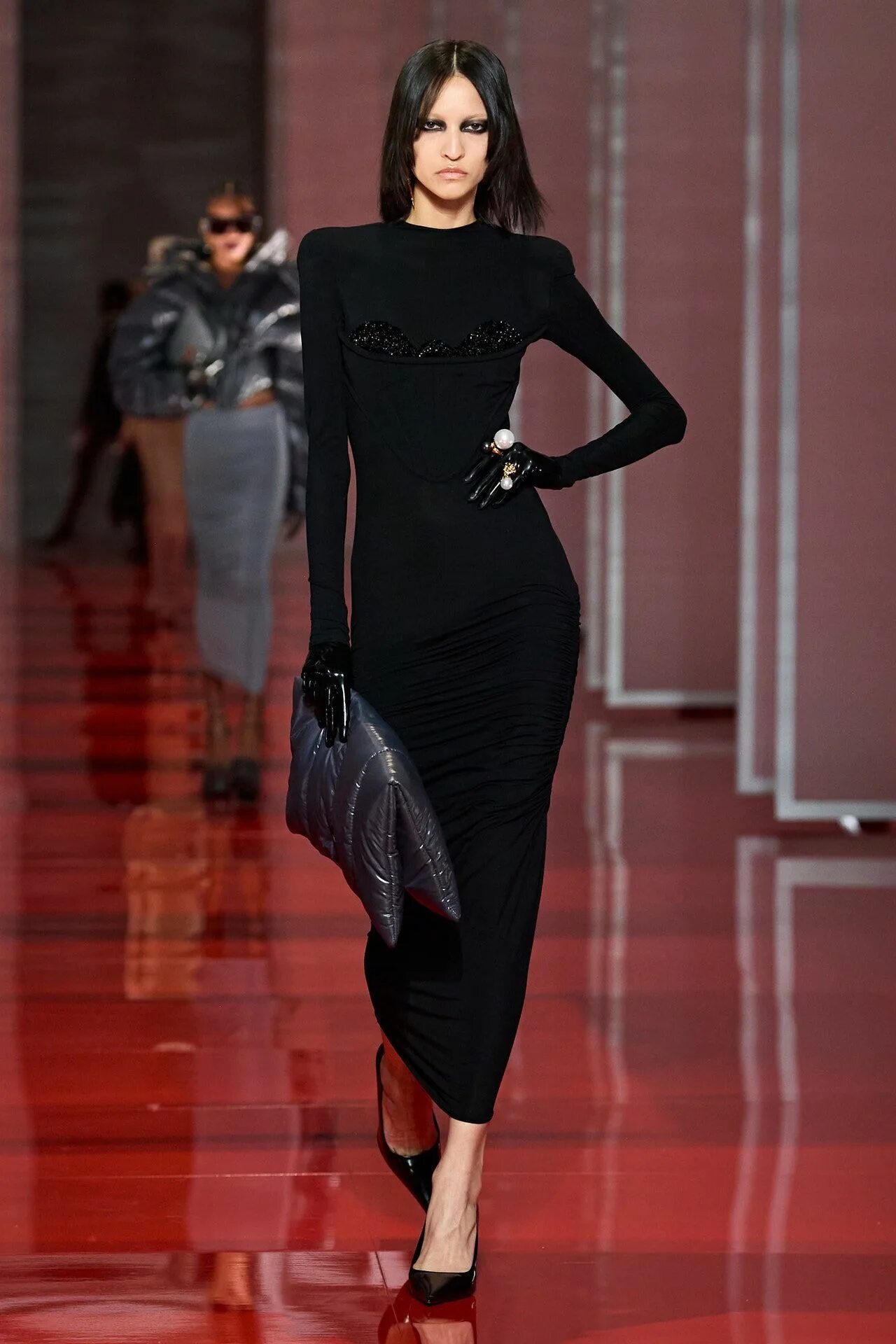 Платья осень зима фото Versace Fall 2022 Ready-to-Wear Collection in 2022 Fashion, Versace fashion, Run