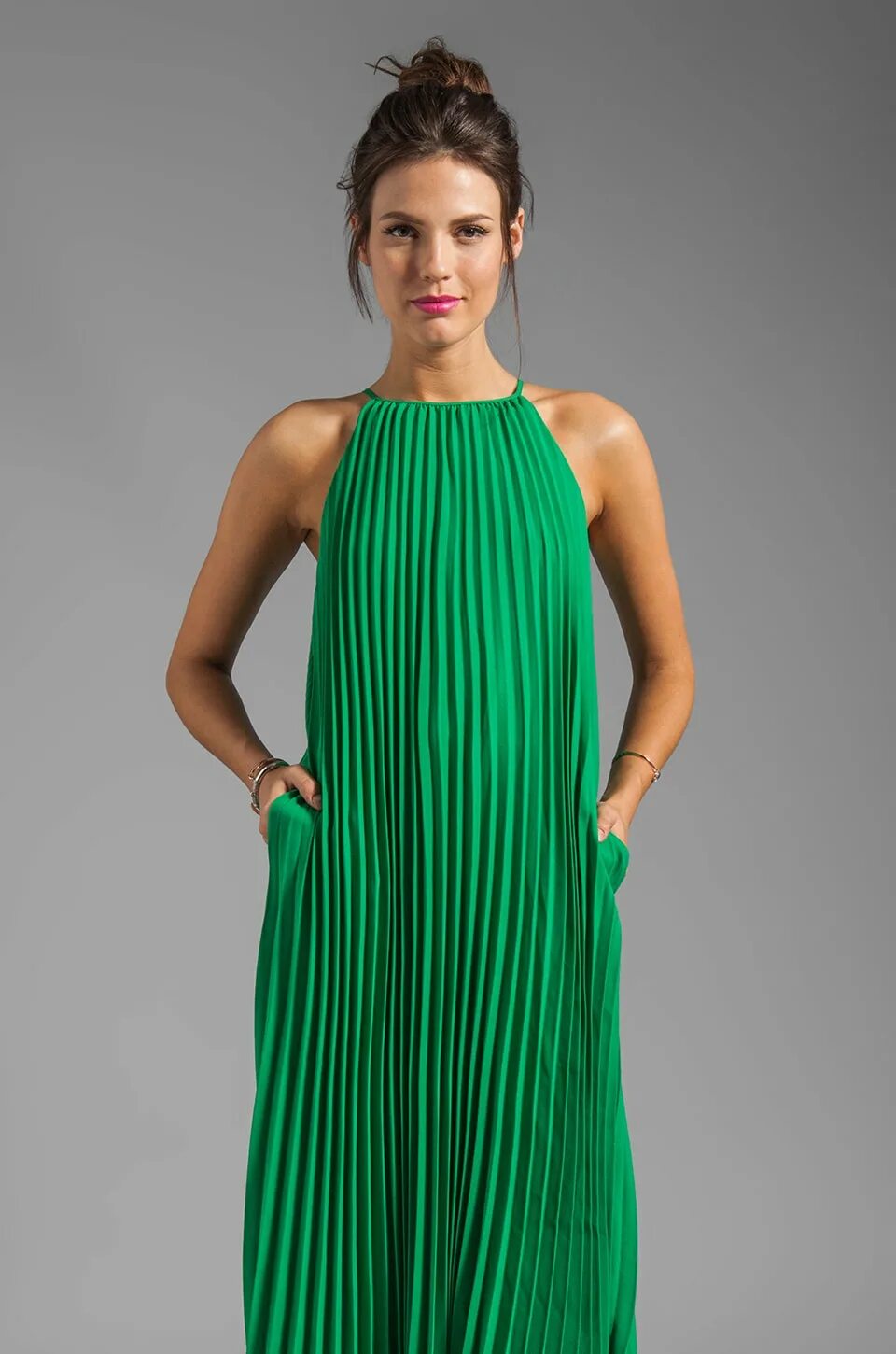 Платья плиссе фото Line & Dot Плиссированное платье-макси в цвете India Green REVOLVE
