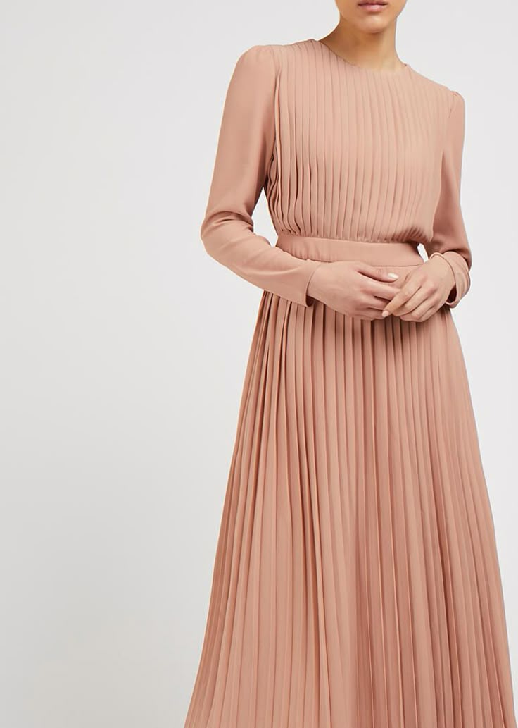 Платья плиссе фото Modest Maxi Dresses Pleated dresses outfit, Pleats fashion, Pleated dress