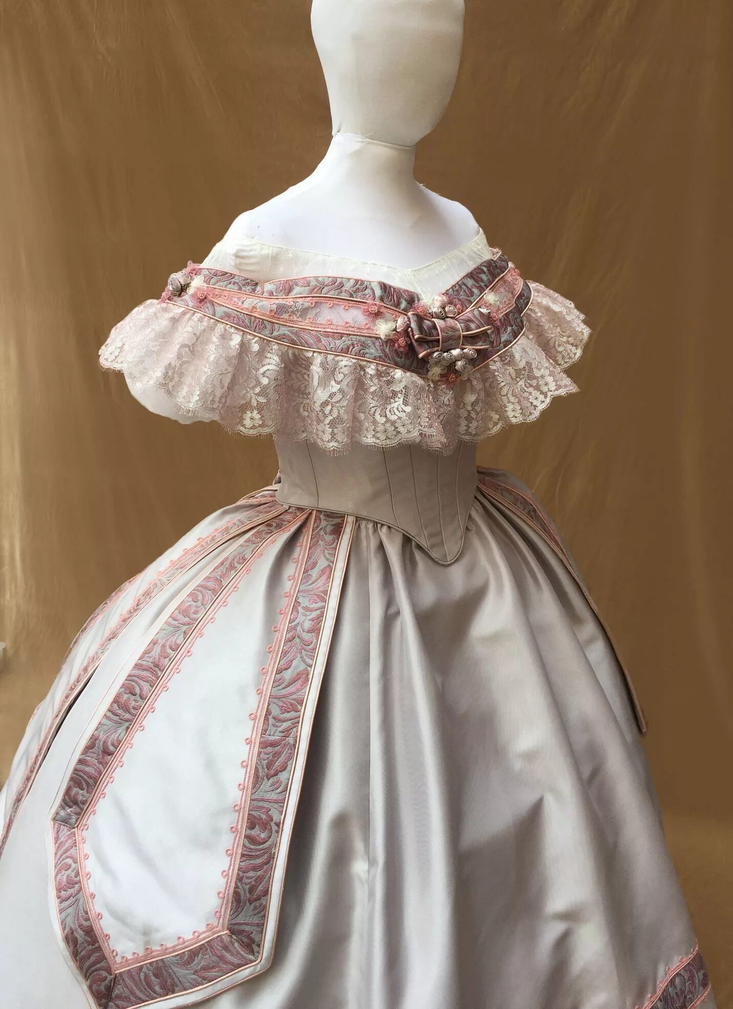 Платья пушкинской эпохи фото Questo articolo non è disponibile. - Etsy Victorian ball gowns, Victorian dress,