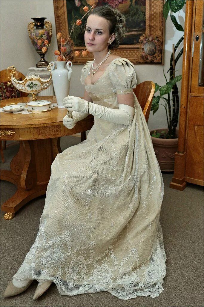 Платья пушкинской эпохи фото Хлопок, вышитая сетка, пайетки. Рукава с "крылышками", на краях каждого пришита 