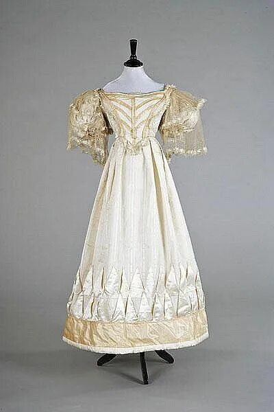 Платья пушкинской эпохи фото Evening dress ca. 1825, the type of dress worn at Centre Hill shortly after it w