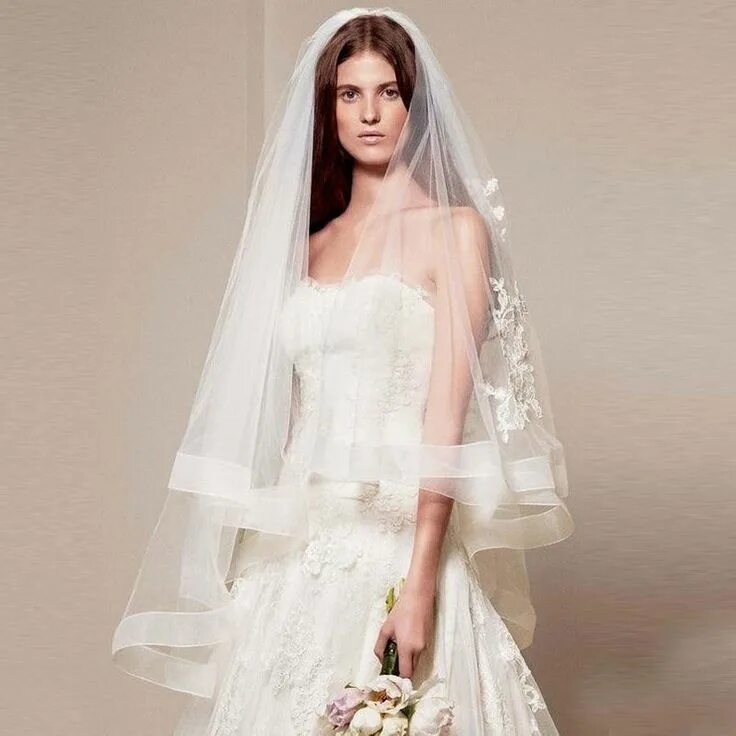 Платья с фатой фото Fingertip Horsehair Veil with lace applique. Sophisticated and gorgeous with a r