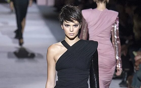 Платья с короткими волосами фото Возвращение гламура! Кендалл Дженнер в блестящем макси-платье и с короткой стриж