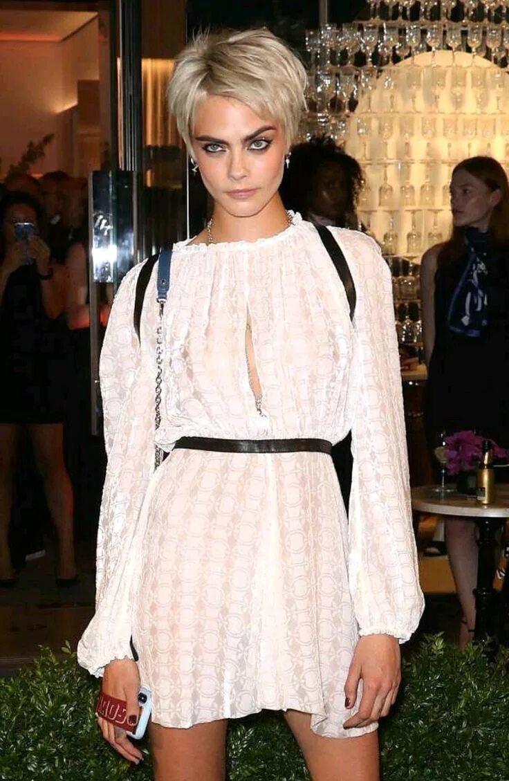 Платья с короткой прической Cara Delevingne Cara delevingne hair, Cara delevingne, Short hair styles