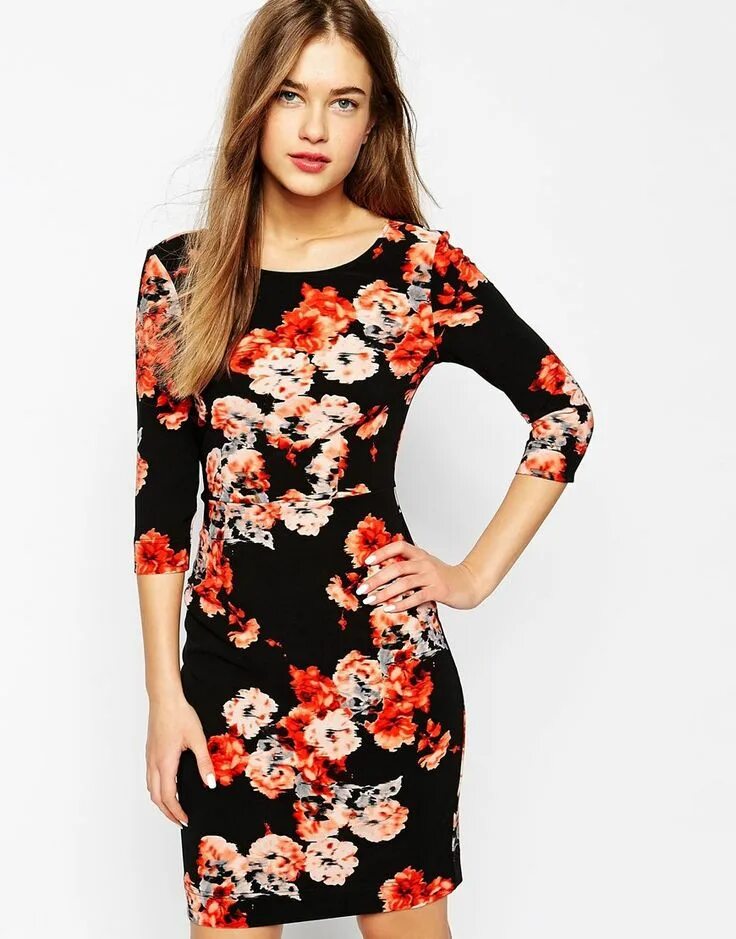 Платья с принтом фото Christina Hendricks displays her curves in a rose-print pencil dress Floral prin