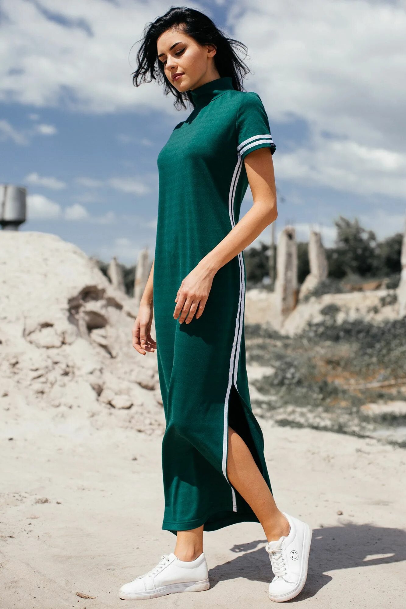 Платья спорт шик 2024 фото Зелёное хлопковое платье ALEXIS в стиле спорт-шик с разрезами и воротником стойк