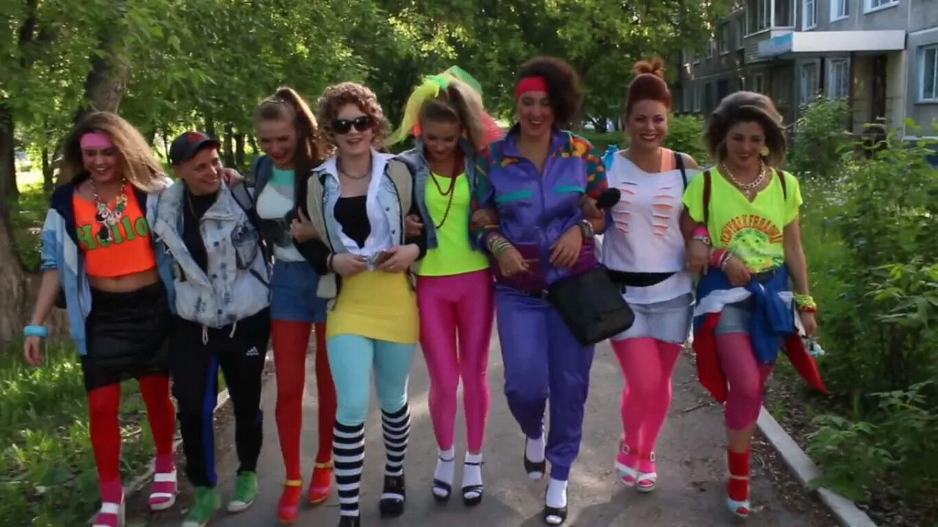 Платья стиль 90 х фото Невеста отметила девичник яркой прогулкой по городу в одежде 90-х (фото) - 8 июн