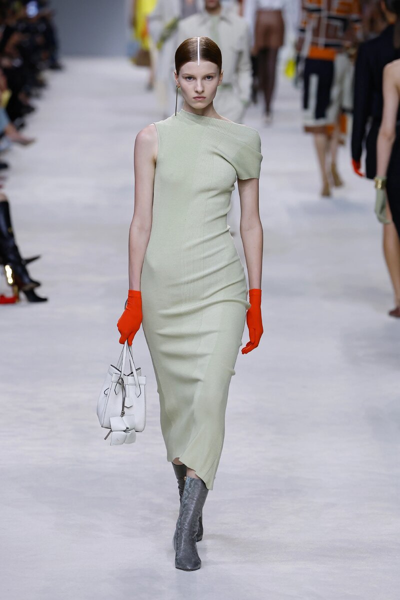 Платья тренд 2024 года фото Газета вместо сумки и бабушкины панталоны: вот что нам предлагает мода 2024 года