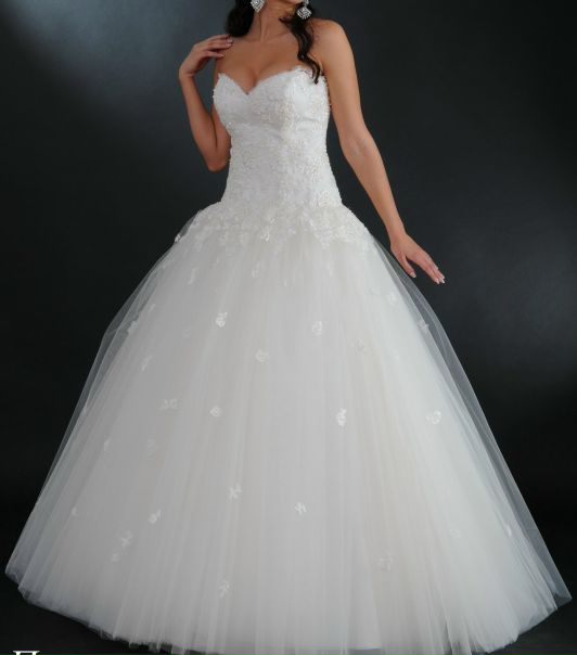 Платья тверь фото и цены В наличии:белый цветразмер 46Цена: 12000 руб. Фотография из альбома Платья, кото