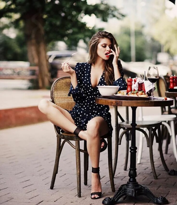 Платья в кафе фото Пин на доске 21день Модельные позы, Фотосессия, Картинки