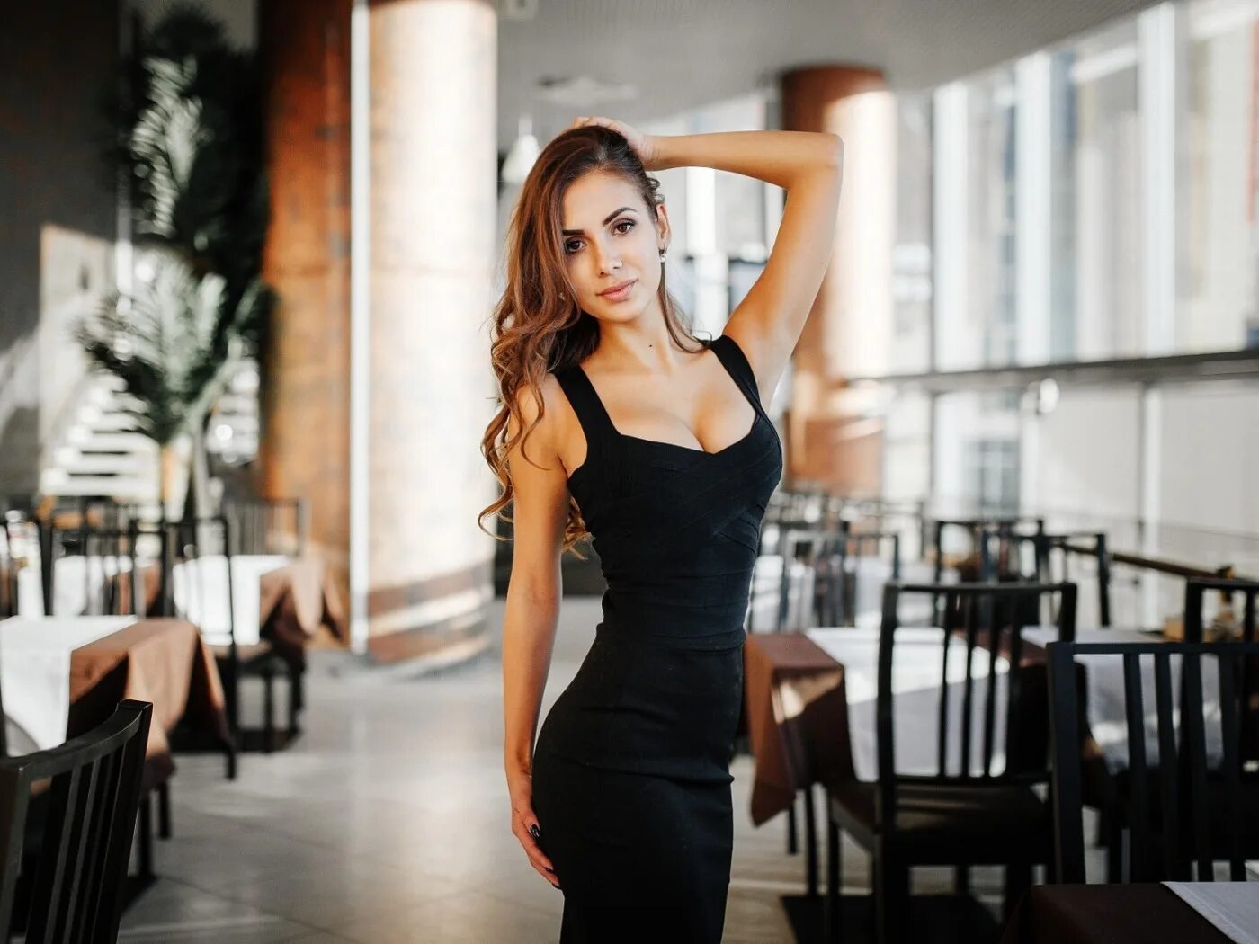 Платья в кафе фото Скачать обои девушка, поза, стулья, макияж, фигура, стройная, платье, прическа, 