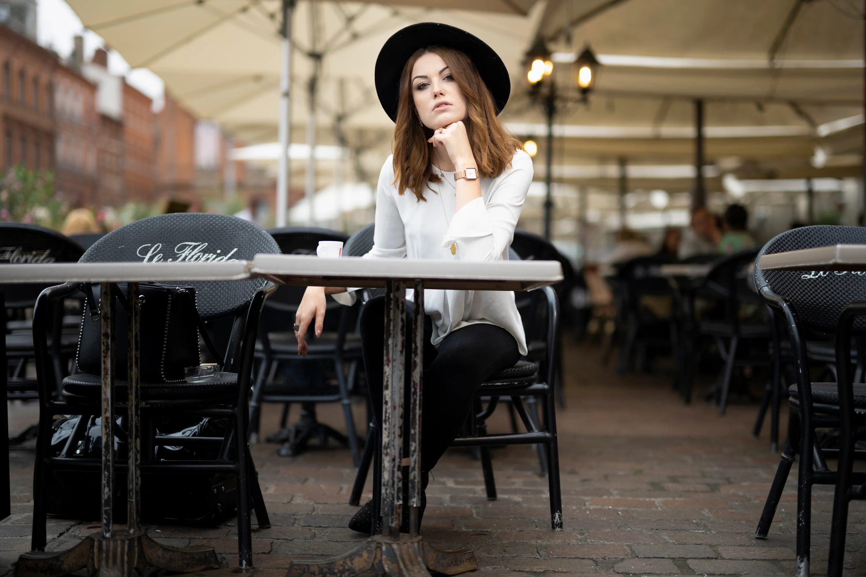 Платья в кафе фото Картинки боке Кафе шляпы девушка Стол сидящие смотрит 3840x2560