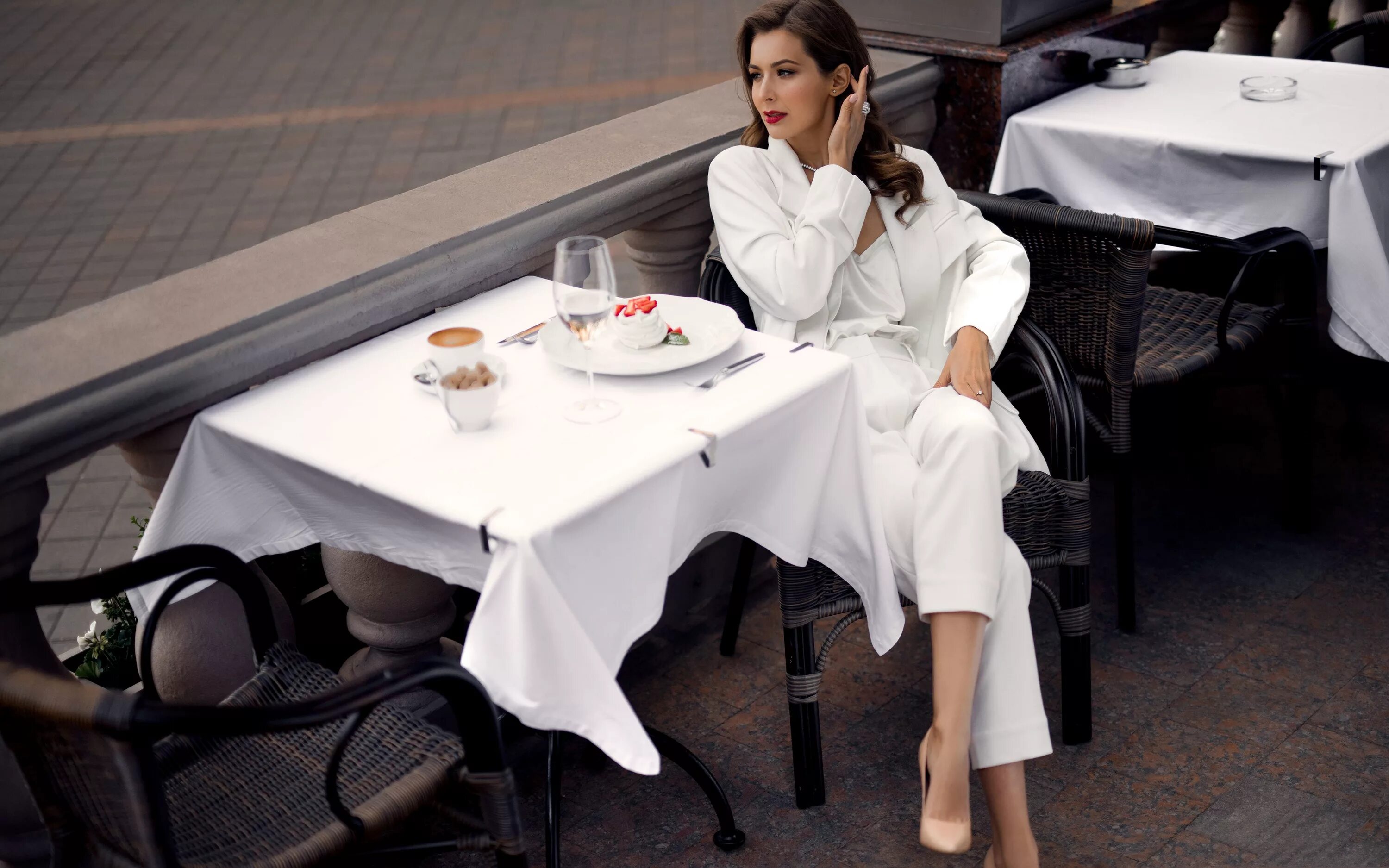 Платья в кафе фото Скачать обои стол, модель, кафе, раздел девушки в разрешении 3840x2400