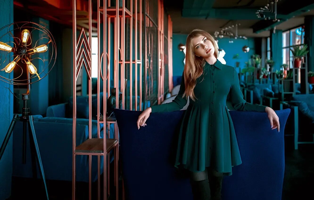 Платья в кафе фото Обои взгляд, девушка, поза, модель, Екатерина, платье, кафе, Andrey Metelkov на 