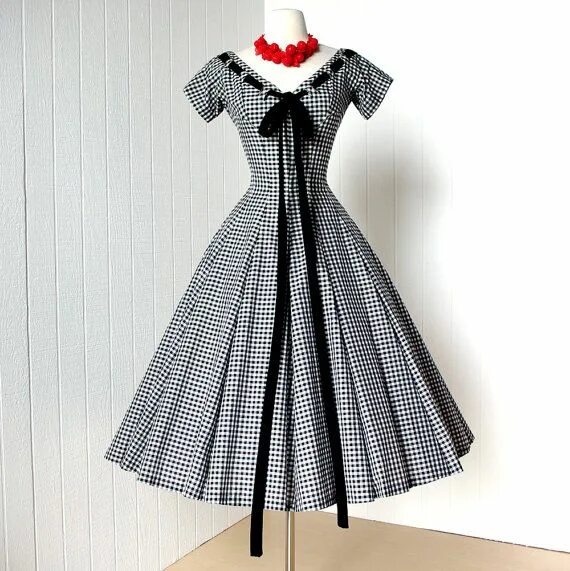 Платья в стиле 50 фото Pin by Sarah Lehman on Style: Frocks Vintage 1950s dresses, Vintage dresses, Dre
