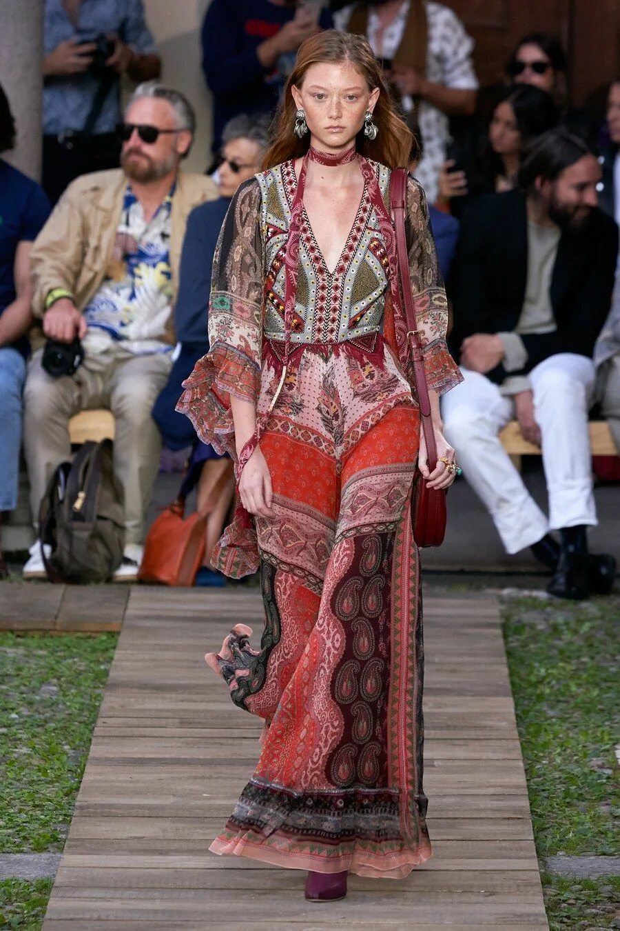 Платья в стиле бохо 2024 модные тенденции Etro Spring 2020 Ready-to-Wear collection, runway looks, beauty, models, and rev